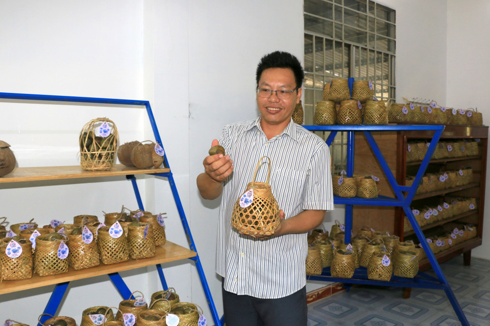 Sản phẩm ốc gác bếp được đựng trong những chiếc giỏ tre, trông khá ấn tượng. (Ảnh: Nhựt An/TTXVN)