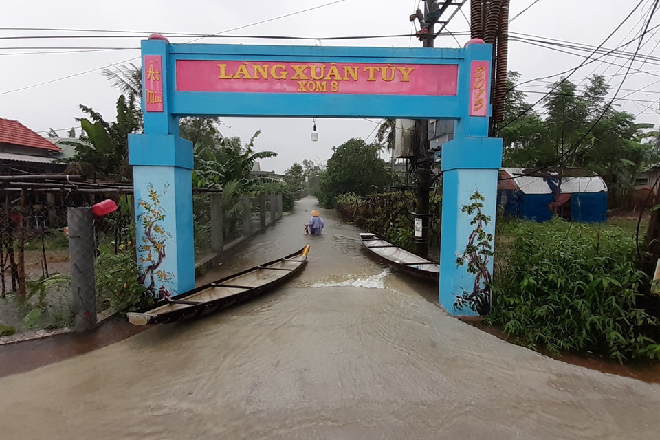 Người dân chuẩn bị ghe thuyền để đi lại vì nước lũ dâng cao. (Ảnh: Mai Trang/TTXVN)