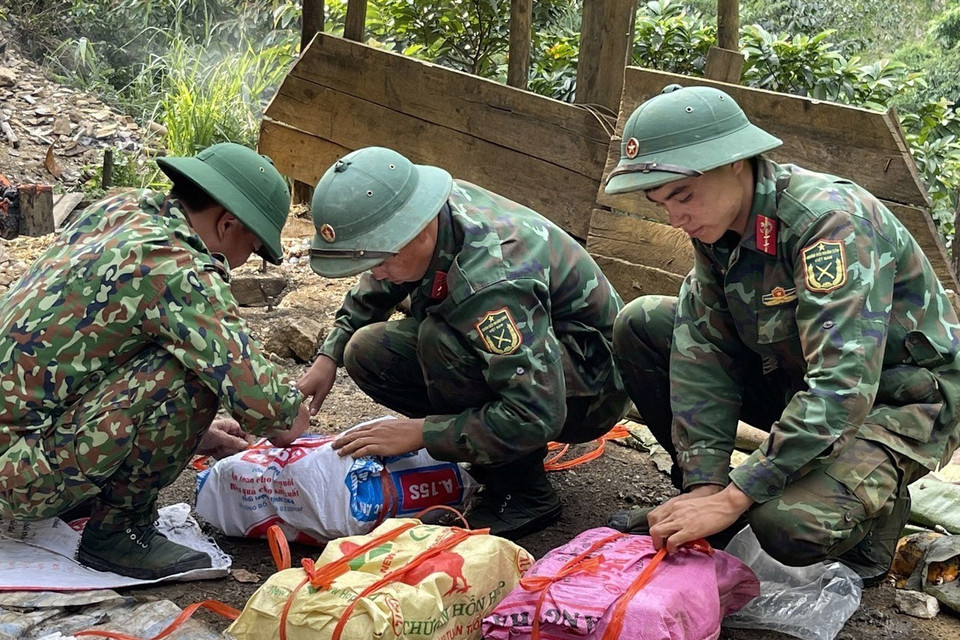 Lực lượng công binh tiến hành gói chất nổ thành bọc để đánh sập hầm ở bãi vàng Nậm Suổng, xã Vàng San, huyện Mường Tè. (Ảnh: Việt Hoàng/TTXVN)