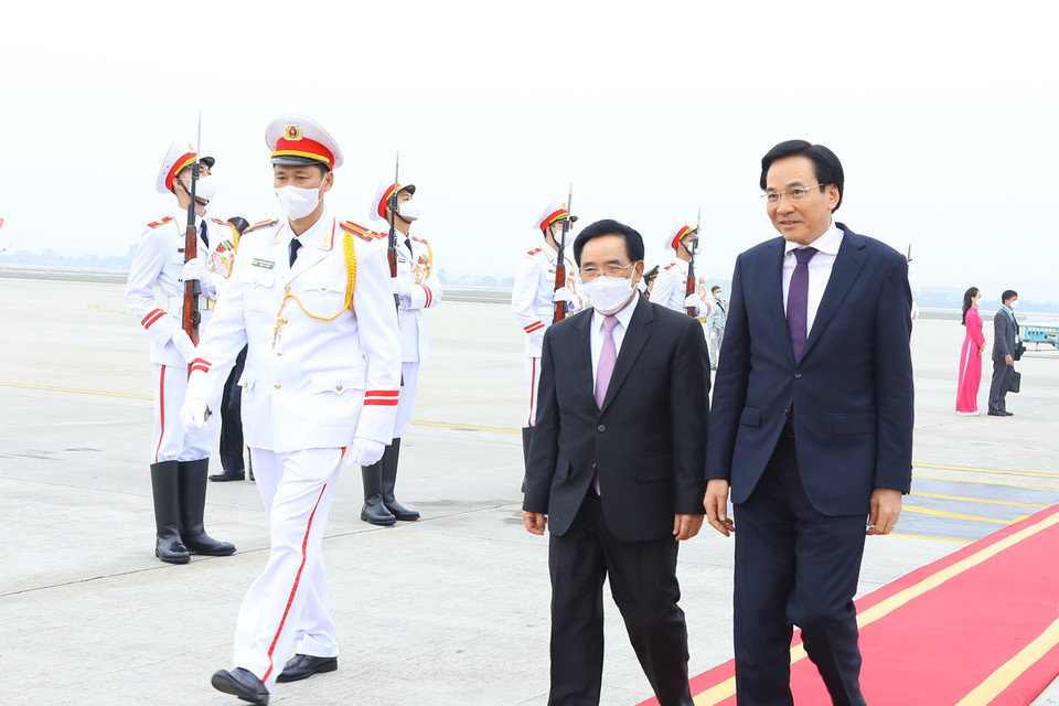 Hình ảnh Bộ trưởng, Chủ nhiệm Văn phòng Chính phủ Trần Văn Sơn (bên phải) đón Thủ tướng Lào Phankham Viphavanh tại sân bay quốc tế Nội Bài. (Ảnh: Văn Điệp/TTXVN)