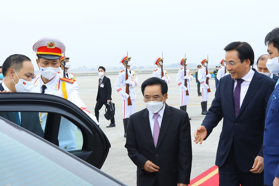 Lễ đón Thủ tướng Lào Phankham Viphavanh tại sân bay quốc tế Nội Bài, Hà Nội. (Ảnh: Văn Điệp/TTXVN)