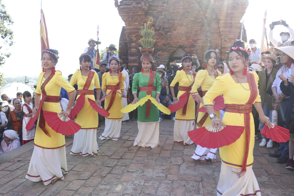 Các thiếu nữ Chăm biểu diễn nghệ thuật đón mừng Lễ hội Katê năm 2022. (Ảnh: Nguyễn Thành/TTXVN)