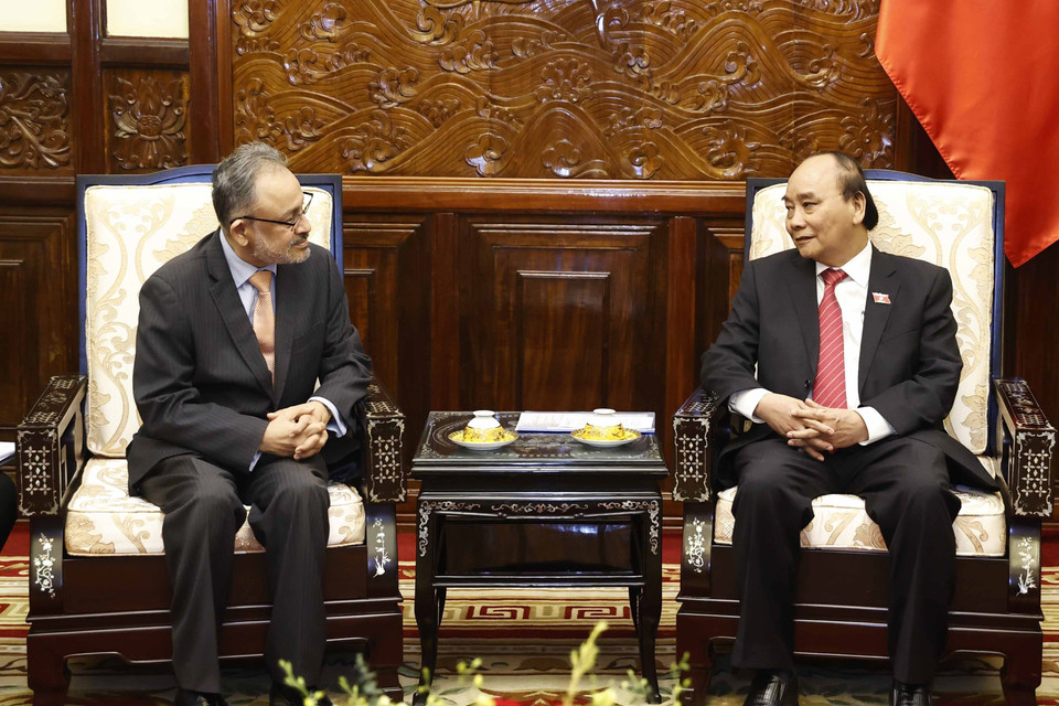 Chủ tịch nước Nguyễn Xuân Phúc tiếp Đại sứ El Salvador Ruben Omar Orozco Burgos. (Ảnh: Thống Nhất/TTXVN)