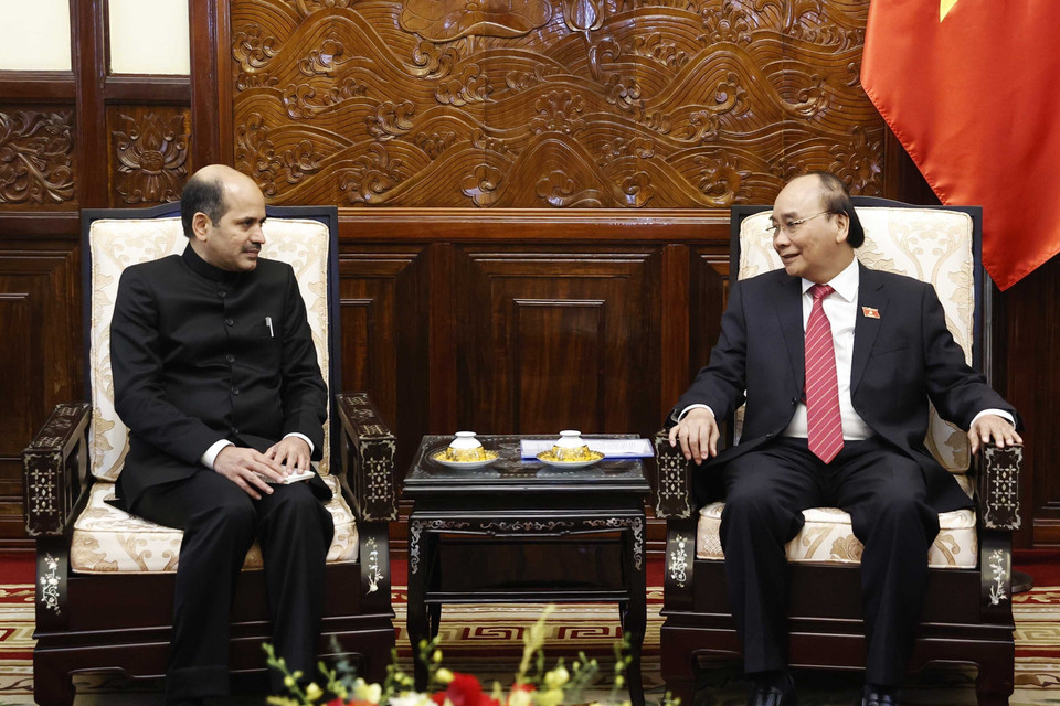 Hình ảnh Chủ tịch nước Nguyễn Xuân Phúc tiếp Đại sứ Ấn Độ Sandeep Arya. (Ảnh: Thống Nhất/TTXVN)