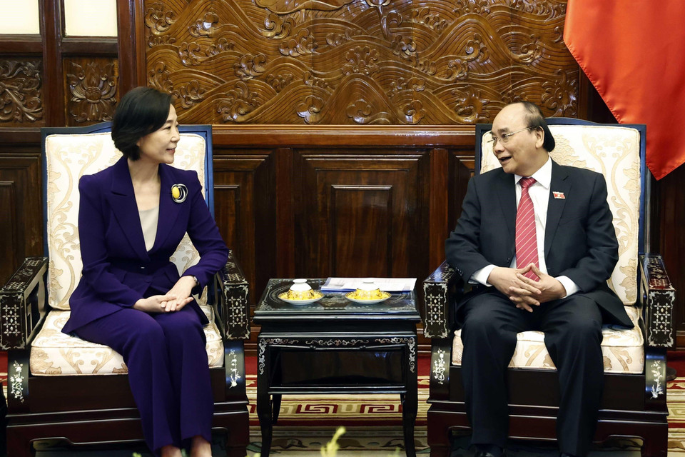 Hình ảnh Chủ tịch nước Nguyễn Xuân Phúc tiếp Đại sứ Hàn Quốc Oh Youngju. (Ảnh: Thống Nhất/TTXVN)