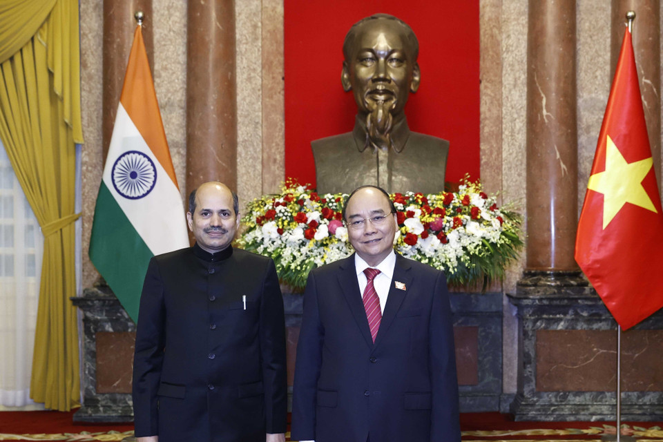 Chủ tịch nước Nguyễn Xuân Phúc chụp ảnh chung với Đại sứ Ấn Độ Sandeep Arya. (Ảnh: Thống Nhất/TTXVN)