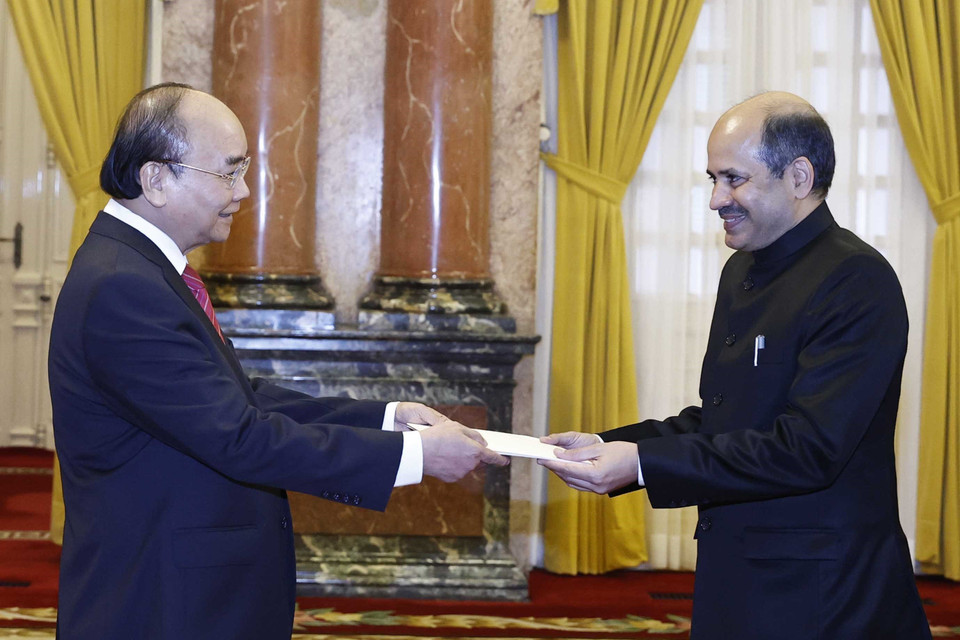 Chủ tịch nước Nguyễn Xuân Phúc tiếp nhận Quốc thư của Đại sứ Ấn Độ Sandeep Arya. (Ảnh: Thống Nhất/TTXVN)