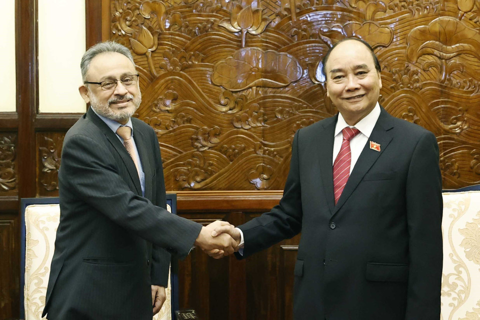 Chủ tịch nước Nguyễn Xuân Phúc chụp ảnh chung với Đại sứ El Salvador Ruben Omar Orozco Burgos. (Ảnh: Thống Nhất/TTXVN)