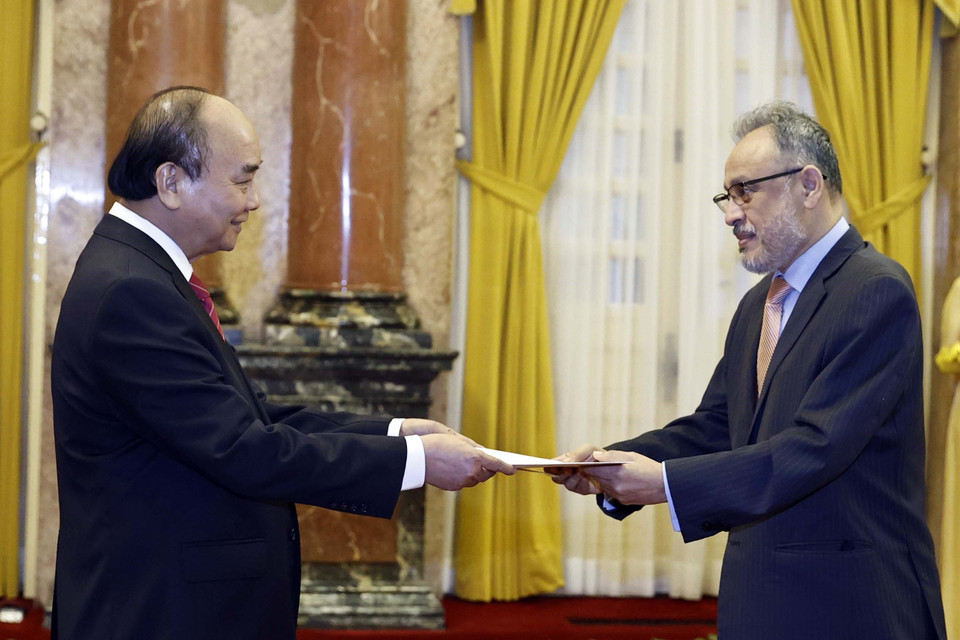 Chủ tịch nước Nguyễn Xuân Phúc tiếp nhận Quốc thư của Đại sứ El Salvador Ruben Omar Orozco Burgos. (Ảnh: Thống Nhất/TTXVN)