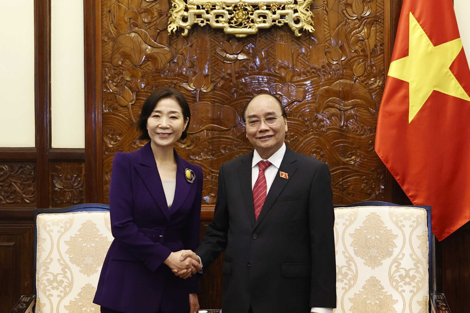 Chiều 26/10, tại Phủ Chủ tịch, Chủ tịch nước Nguyễn Xuân Phúc tiếp Đại sứ Hàn Quốc Oh Youngju đến trình Quốc thư, nhận nhiệm kỳ công tác tại Việt Nam. (Ảnh: Thống Nhất/TTXVN)