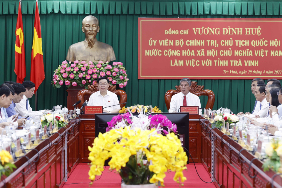 Quang cảnh buổi làm việc của Chủ tịch Quốc hội Vương Đình Huệ với Ban Thường vụ Tỉnh ủy Trà Vinh. (Ảnh: Doãn Tấn/TTXVN)