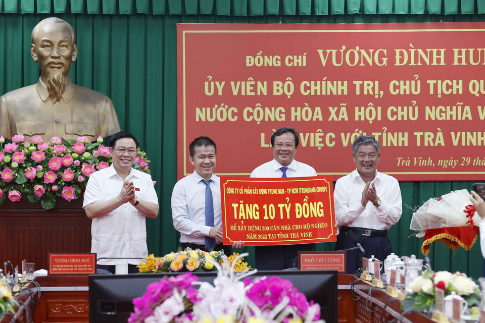 Chủ tịch Quốc hội Vương Đình Huệ chứng kiến Công ty Cổ phần xây dựng Trung Nam Thành phố Hồ Chí Minh trao tặng 10 tỷ đồng cho tỉnh Trà Vinh để xây dựng 200 căn nhà cho hộ nghèo năm 2022. (Ảnh: Doãn Tấn/TTXVN)