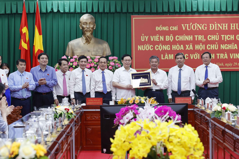 Chủ tịch Quốc hội Vương Đình Huệ tặng quà lưu niệm cho Ban Thường vụ Tỉnh ủy Trà Vinh. (Ảnh: Doãn Tấn/TTXVN)