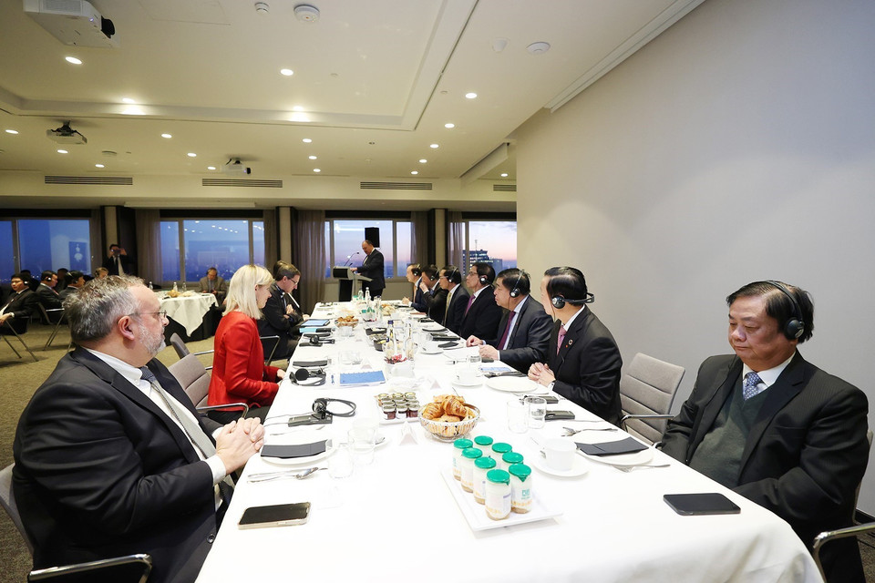 Thủ tướng Phạm Minh Chính ăn sáng và làm việc với Phó Thủ hiến Wallonie Borsus và các doanh nghiệp. (Ảnh: Dương Giang/TTXVN)