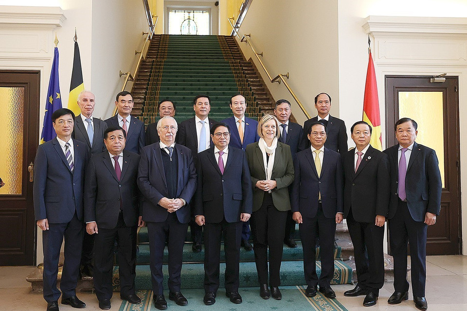 Thủ tướng Phạm Minh Chính và Chủ tịch Hạ viện Bỉ Eliane Tillieux cùng các thành viên đoàn hai nước. (Ảnh: Dương Giang/TTXVN)