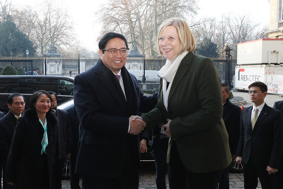 Thủ tướng Phạm Minh Chính và Chủ tịch Hạ viện Bỉ Eliane Tillieux. (Ảnh: Dương Giang/TTXVN)