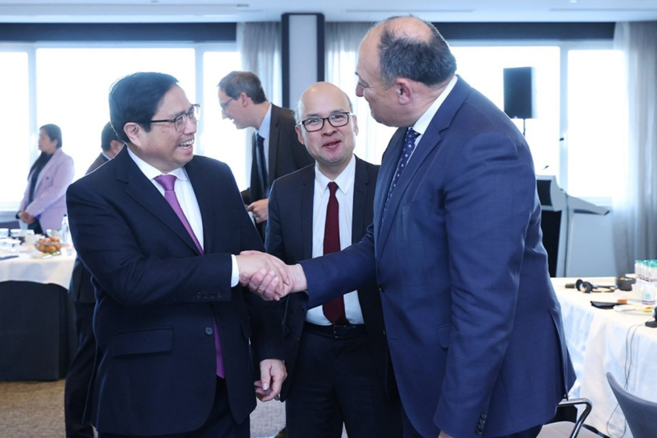 Thủ tướng Phạm Minh Chính trao đổi với Phó Thủ hiến Wallonie Borsus. (Ảnh: Dương Giang/TTXVN)