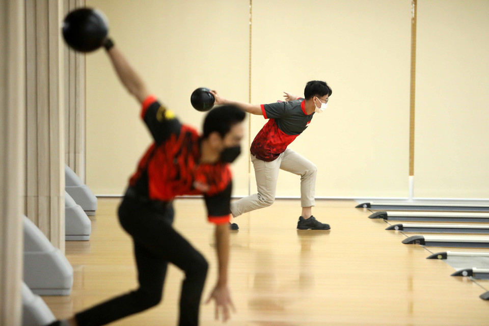 Vận động viên Malaysia (áo đỏ, bên trái) và vận động viên Singapore thực hiện những lần ném đầu tiên. (Ảnh: Trung Kiên/TTXVN)