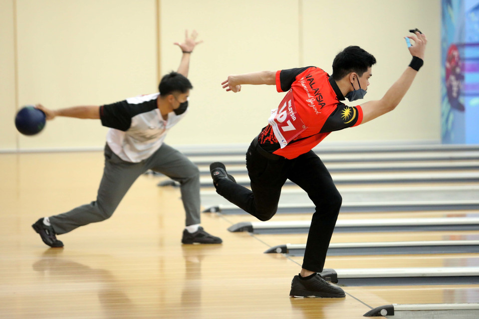 Vận động viên Malaysia (áo đỏ) và vận động viên Philippines thực hiện những lần ném đầu tiên. (Ảnh: Trung Kiên/TTXVN)