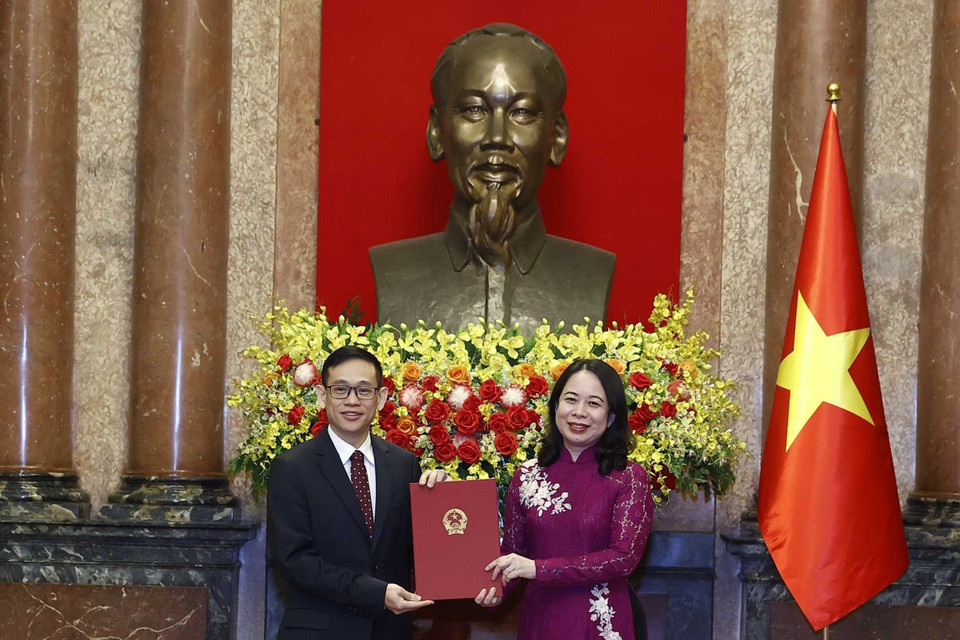 Quyền Chủ tịch nước Võ Thị Ánh Xuân trao Quyết định bổ nhiệm ôngTrần Quốc Khánh làm Đại sứ Đặc mệnh toàn quyền Cộng hòa xã hội chủ nghĩa Việt Nam tại Algeria. (Ảnh: Thống Nhất/TTXVN)