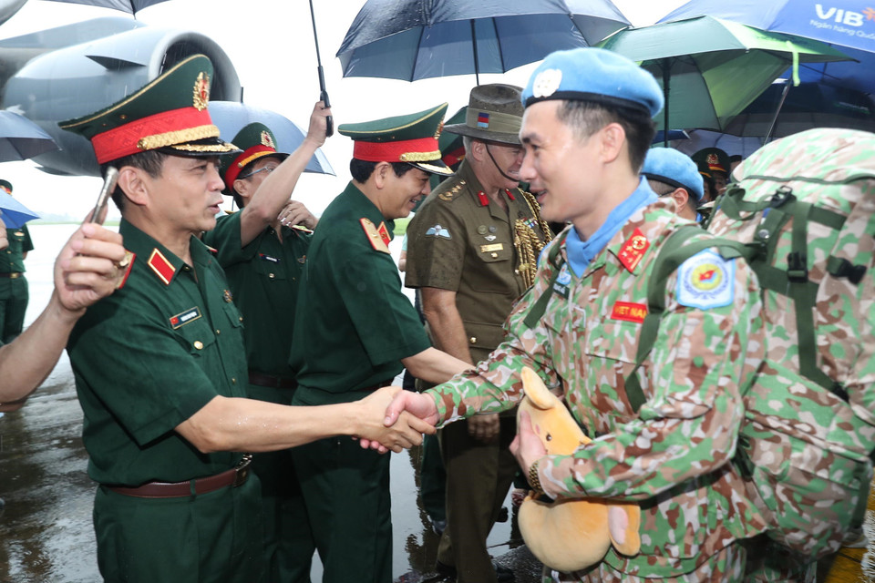 Sáng 24/5, tại sân bay quân sự sư đoàn 371 (Quân chủng Phòng không-Không quân), Cục Gìn giữ Hòa bình Việt Nam tổ chức lễ tiễn thê đội 2 của Bệnh viện cấp 2 số 4 lên đường đi Nam Sudan thực hiện nhiệm vụ của Liên hợp quốc. (Ảnh: Trọng Đức/TTXVN)