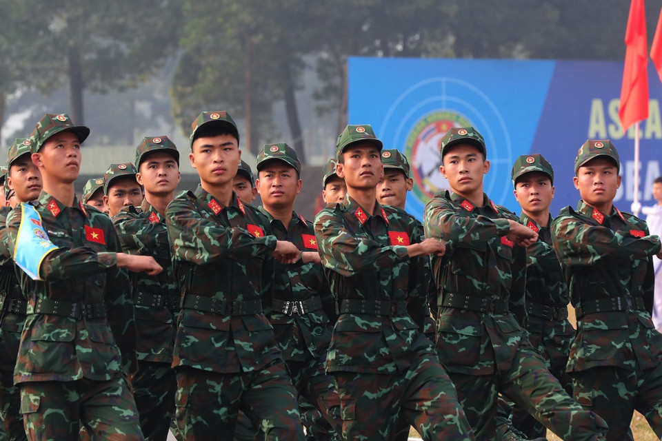 Đội tuyển Việt Nam tham gia diễu hành tại lễ khai mạc. (Ảnh: Trọng Đức/TTXVN)