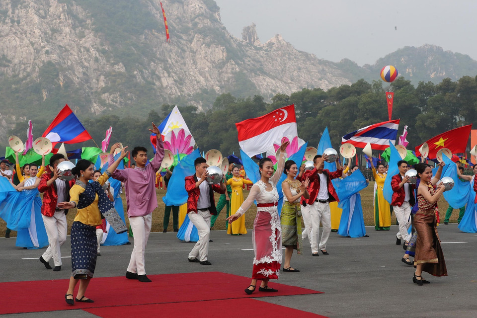 Biểu diễn nghệ thuật chào mừng lễ khai mạc. (Ảnh: Trọng Đức/TTXVN)