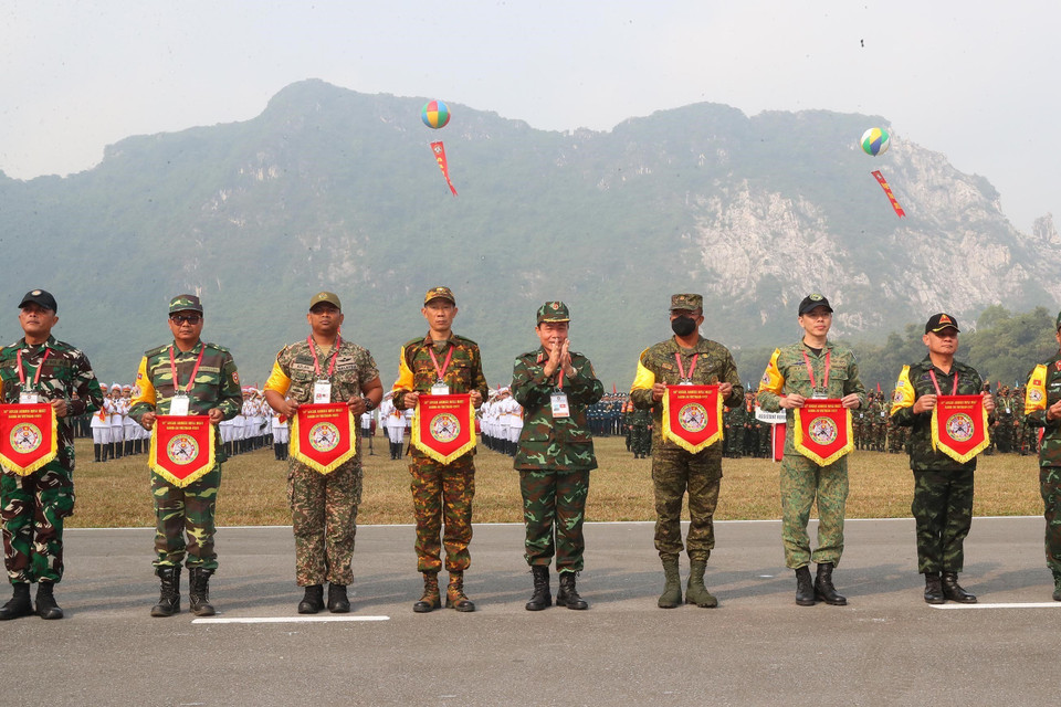  Tham gia có 420 tuyển thủ của 10 quốc gia trong khu vực thi đấu 5 môn gồm súng máy, súng trường, súng cabin, súng ngắn nam, súng ngắn nữ, mỗi loại súng hai bài. Trong ảnh: Ban tổ chức trao cờ lưu niệm cho các đoàn tham gia giải. (Ảnh: Trọng Đức/TTXVN)