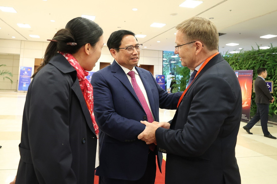 Thủ tướng Phạm Minh Chính với đại biểu dự Diễn đàn Kinh tế Việt Nam. (Ảnh: Dương Giang/TTXVN)