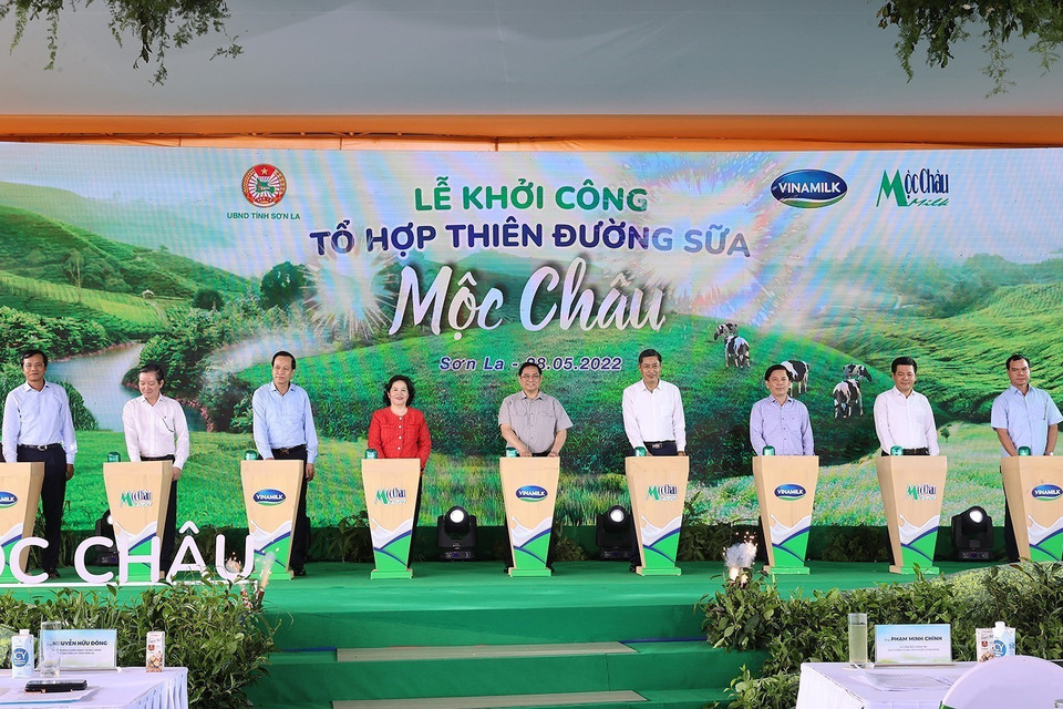 Thủ tướng Phạm Minh Chính và các đại biểu thực hiện nghi thức khởi công dự án Tổ hợp Thiên đường sữa Mộc Châu. (Ảnh: Dương Giang/TTXVN)