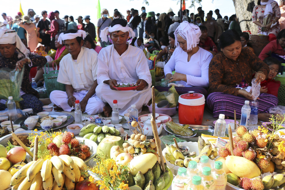 Đồng bào Chăm theo đạo Bàlamôn bày lễ vật dâng lên các vị thần trong lễ hội Katê năm 2022. (Ảnh: Nguyễn Thành/TTXVN)
