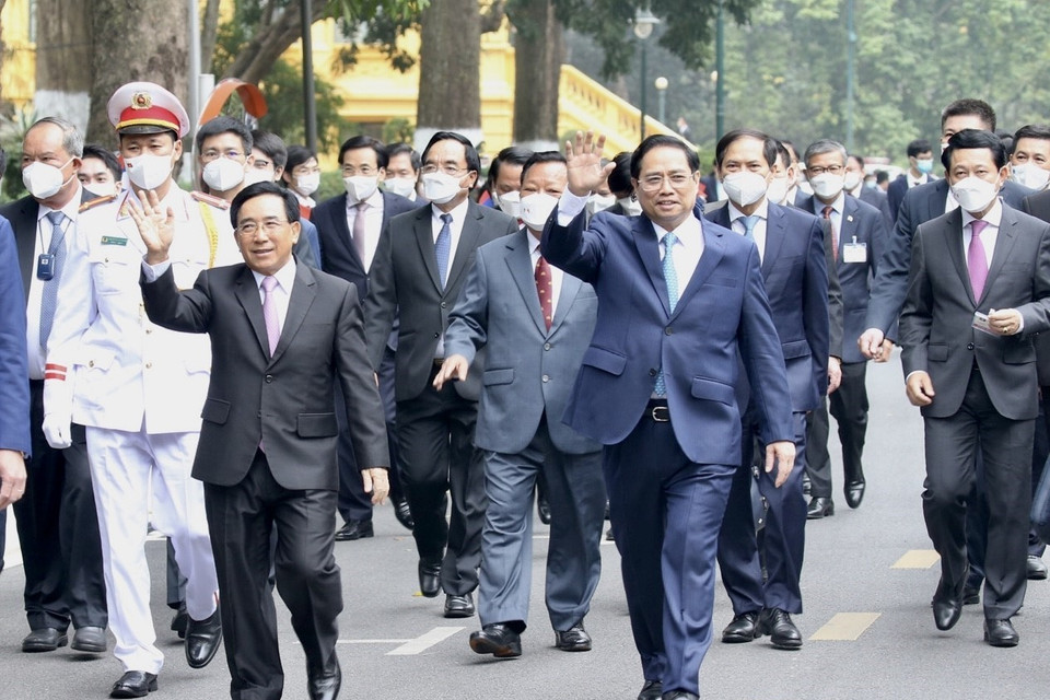 Thủ tướng Phạm Minh Chính và Thủ tướng Lào Phankham Viphavanh di chuyển từ Phủ Chủ tịch đến Trụ sở Chính phủ để tiến hành hội đàm. (Ảnh: Lâm Khánh/TTXVN)
