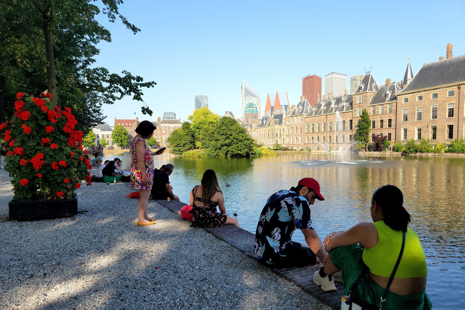 Người dân giải nhiệt bên bờ sông ở La Hay, Hà Lan, ngày 19/7. (Nguồn: THX/TTXVN)