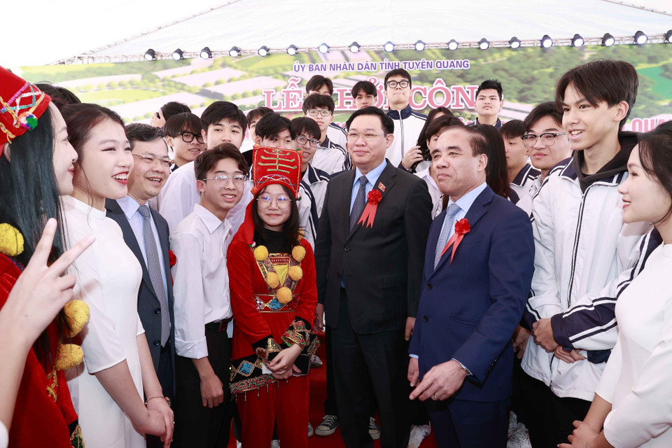 Chủ tịch Quốc hội Vương Đình Huệ với học sinh Trường Trung học phổ thông chuyên Tuyên Quang. (Ảnh: Doãn Tấn/TTXVN)