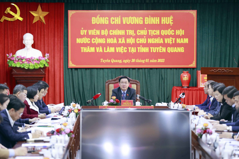 Chiều 30/1, tại Tuyên Quang, Chủ tịch Quốc hội Vương Đình Huệ cùng đoàn công tác làm việc với lãnh đạo chủ chốt của tỉnh Tuyên Quang về kết quả 2 năm thực hiện Nghị quyết Đại hội toàn quốc lần thứ XIII của Đảng, Nghị quyết Đại hội đại biểu Đảng bộ tỉnh lần thứ XVII. (Ảnh: Doãn Tấn/TTXVN)