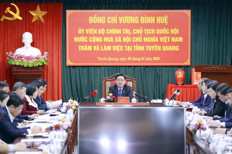 Chiều 30/1, tại Tuyên Quang, Chủ tịch Quốc hội Vương Đình Huệ cùng đoàn công tác làm việc với lãnh đạo chủ chốt của tỉnh Tuyên Quang về kết quả 2 năm thực hiện Nghị quyết Đại hội toàn quốc lần thứ XIII của Đảng, Nghị quyết Đại hội đại biểu Đảng bộ tỉnh lần thứ XVII. (Ảnh: Doãn Tấn/TTXVN)
