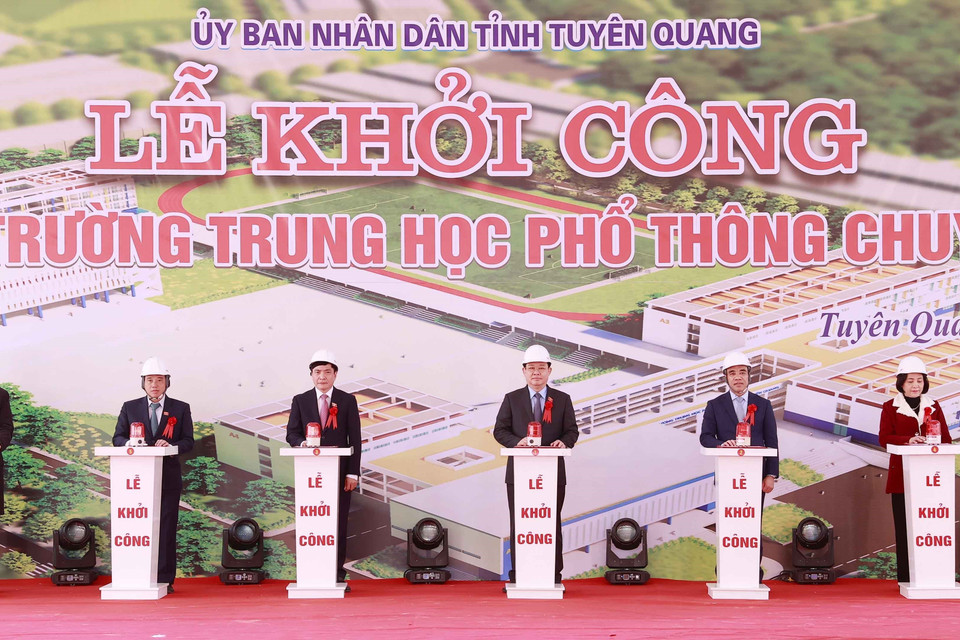 Sáng 30/1, tại Tuyên Quang, Chủ tịch Quốc hội Vương Đình Huệ dự lễ khởi công dự án xây dựng Trường Trung học phổ thông chuyên Tuyên Quang. (Ảnh: Doãn Tấn/TTXVN)