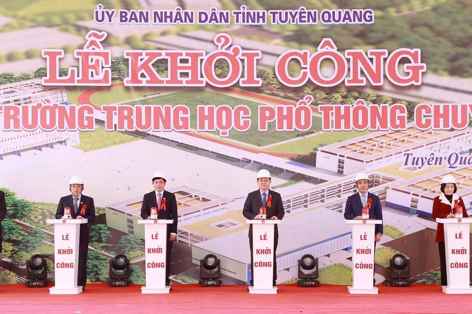 Sáng 30/1, tại Tuyên Quang, Chủ tịch Quốc hội Vương Đình Huệ dự lễ khởi công dự án xây dựng Trường Trung học phổ thông chuyên Tuyên Quang. (Ảnh: Doãn Tấn/TTXVN)