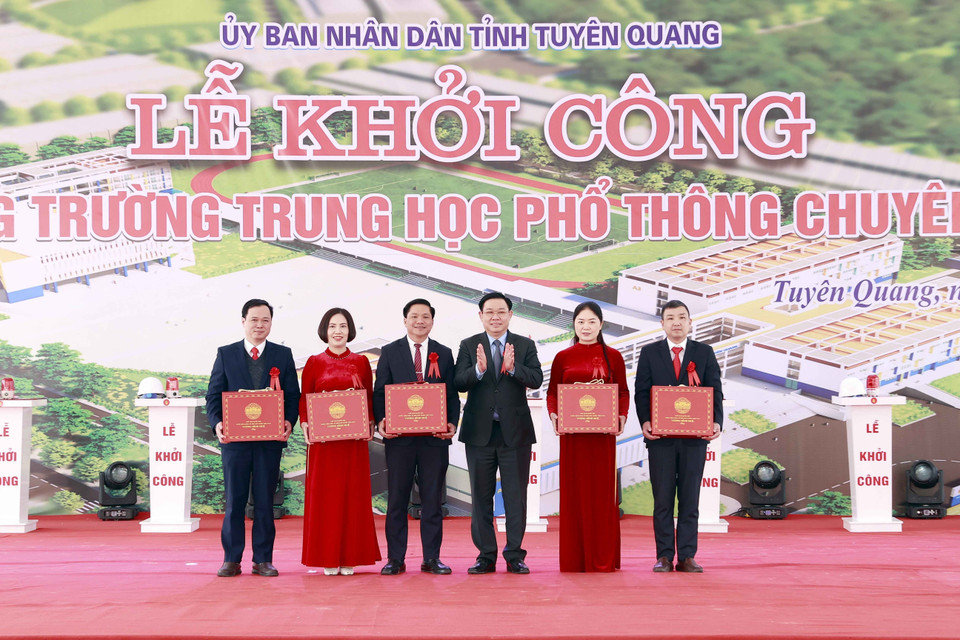 Chủ tịch Quốc hội Vương Đình Huệ tặng quà cho Trường Trung học phổ thông chuyên Tuyên Quang. (Ảnh: Doãn Tấn/TTXVN)