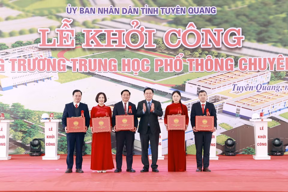 Chủ tịch Quốc hội Vương Đình Huệ tặng quà cho Trường Trung học phổ thông chuyên Tuyên Quang. (Ảnh: Doãn Tấn/TTXVN)