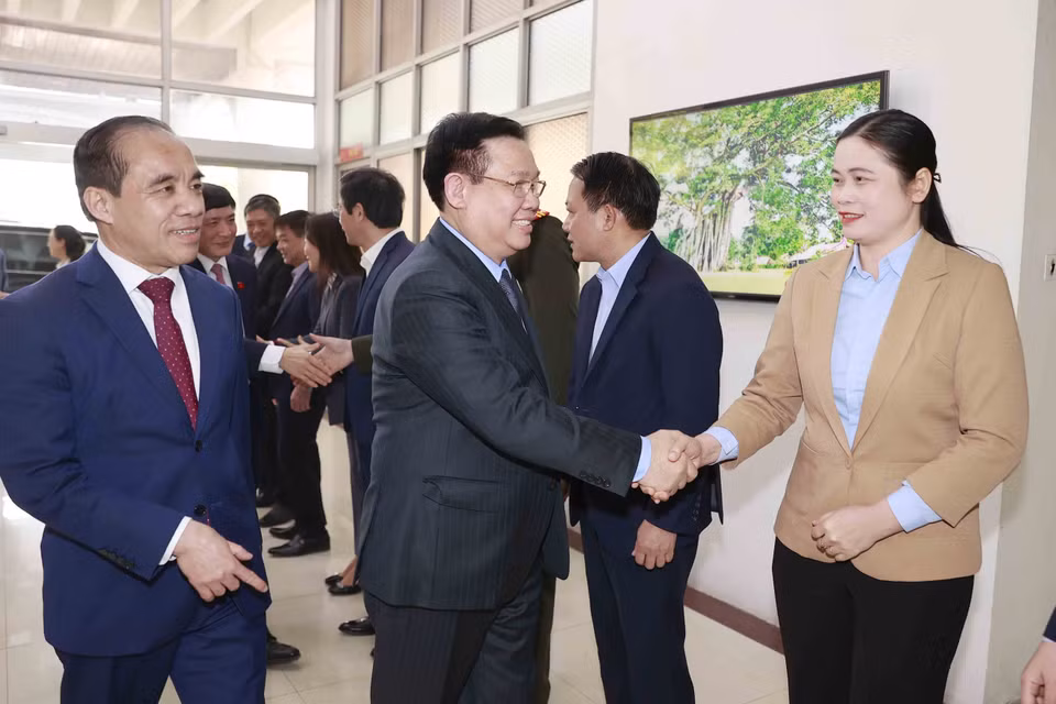 Chủ tịch Quốc hội Vương Đình Huệ với với lãnh đạo chủ chốt tỉnh Tuyên Quang. (Ảnh: Doãn Tấn/TTXVN)