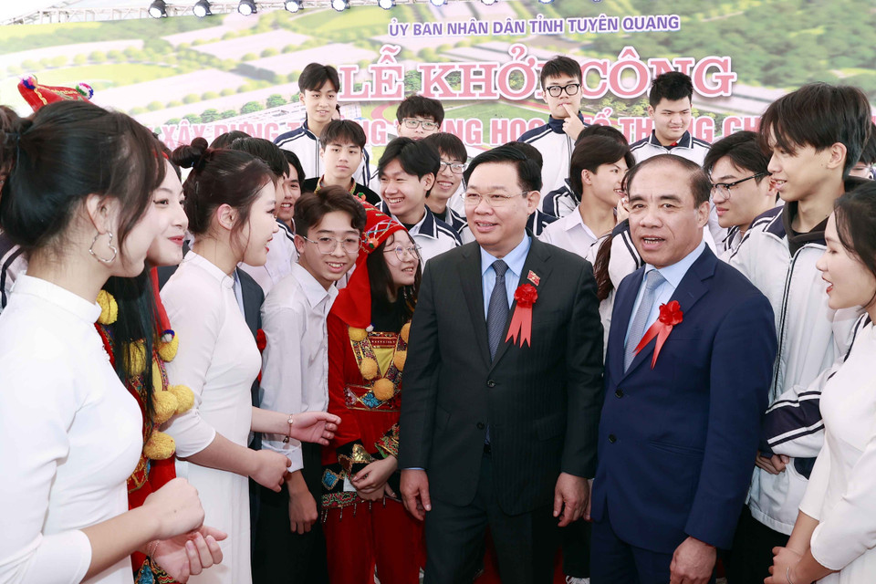 Hình ảnh Chủ tịch Quốc hội Vương Đình Huệ với học sinh Trường Trung học phổ thông chuyên Tuyên Quang. (Ảnh: Doãn Tấn/TTXVN)