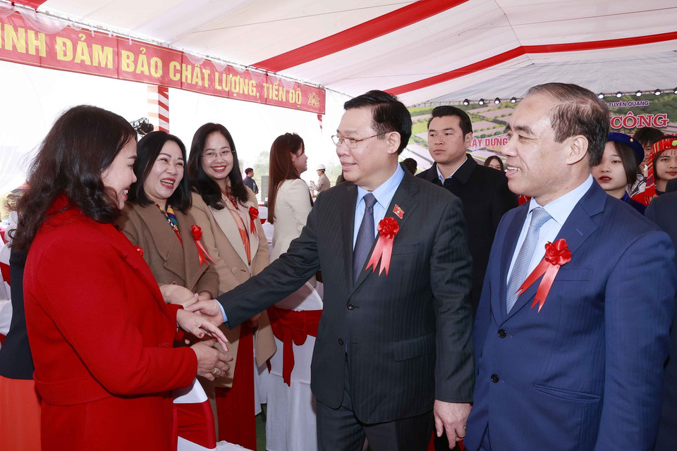 Chủ tịch Quốc hội Vương Đình Huệ với giáo viên Trường Trung học phổ thông chuyên Tuyên Quang. (Ảnh: Doãn Tấn/TTXVN)