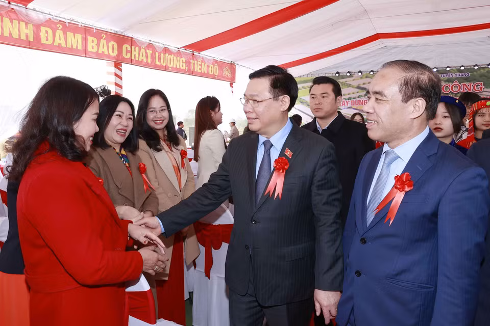 Chủ tịch Quốc hội Vương Đình Huệ với giáo viên Trường Trung học phổ thông chuyên Tuyên Quang. (Ảnh: Doãn Tấn/TTXVN)