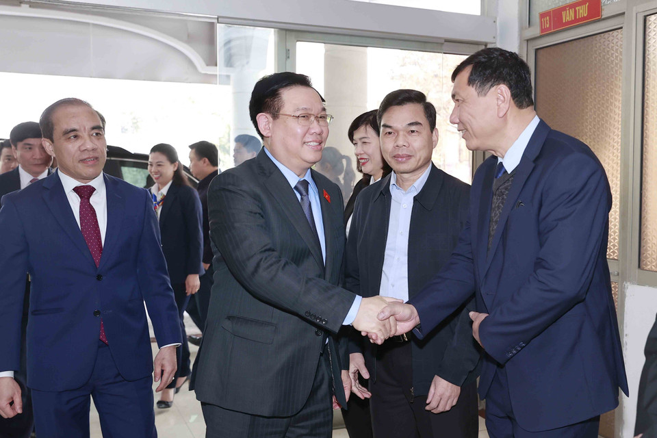 Chủ tịch Quốc hội Vương Đình Huệ với với lãnh đạo chủ chốt tỉnh Tuyên Quang. (Ảnh: Doãn Tấn/TTXVN)