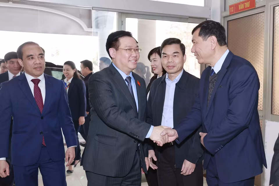 Chủ tịch Quốc hội Vương Đình Huệ với với lãnh đạo chủ chốt tỉnh Tuyên Quang. (Ảnh: Doãn Tấn/TTXVN)