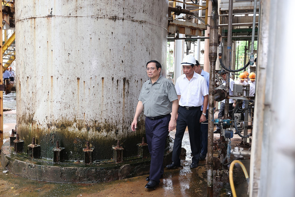 Thủ tướng Phạm Minh Chính đến kiểm tra hoạt động của Nhà máy Đạm Hà Bắc và khảo sát dự án cải tạo, mở rộng nhà máy sản xuất đạm Hà Bắc, thuộc Công ty cổ phần Phân đạm và Hóa chất Hà Bắc.