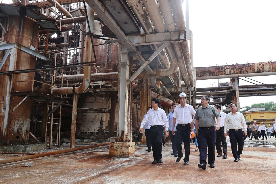 Hình ảnh Thủ tướng Phạm Minh Chính kiểm tra thực trạng của Nhà máy Đạm Hà Bắc. (Ảnh: Dương Giang/TTXVN)