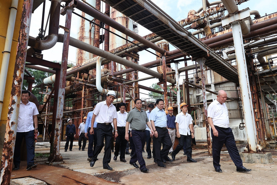 Thủ tướng Phạm Minh Chính kiểm tra thực trạng của Nhà máy Đạm Hà Bắc. (Ảnh: Dương Giang/TTXVN)