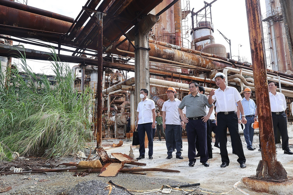 Thủ tướng Phạm Minh Chính kiểm tra thực trạng của Nhà máy Đạm Hà Bắc. (Ảnh: Dương Giang/TTXVN)
